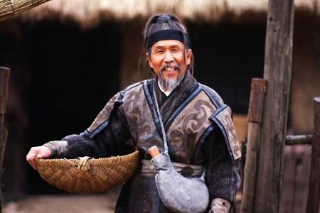 曹钟道(赵铁仁饰)小青(解惠清饰)和钟修(张滨饰)新浪娱乐讯 由新锐