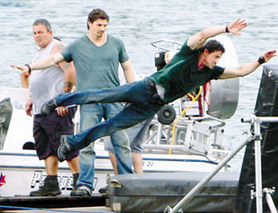 《敢死队》曝光片场照 62岁史泰龙飞跃追机(图)_影音娱乐_新浪网