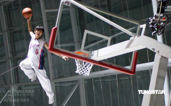 图文:周杰伦《功夫灌篮》玩转篮球-气势磅礴