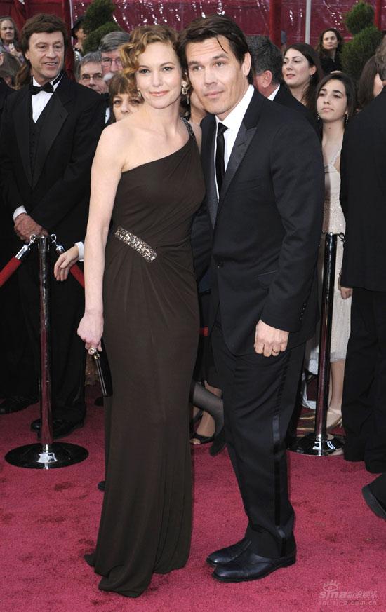 图文:乔许-柏林亲密搂妻子戴安 配合媒体拍照