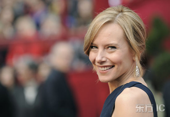 图文: 艾米-莱安着深蓝色小礼服展现迷人笑容