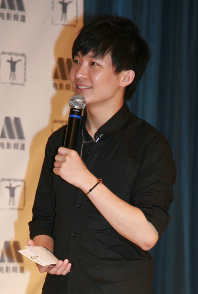图文：《孟二冬》上海展映-主持人边策现场提问_影音娱乐_新浪网