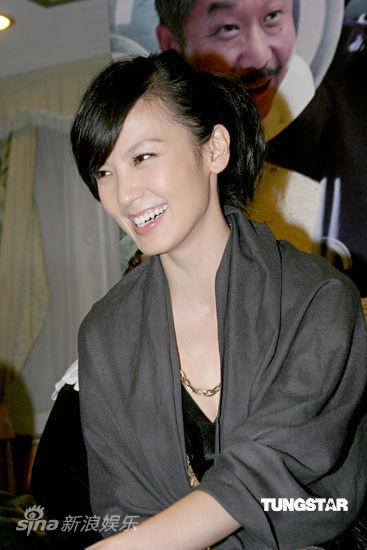 图文:《气喘吁吁》上海造势--林熙蕾开怀一笑