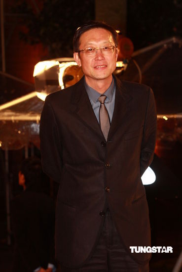 组图:何超仪红纱衣优雅亮相 刘伟强走上红毯