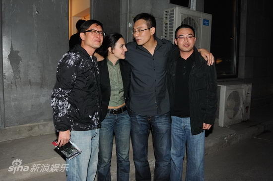 图文:《不再让你孤单》庆功-刘烨揽着妻子刘伟强覃宏_影音娱乐_新浪网