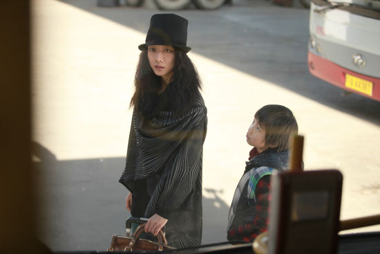 王珞丹(微博),张译(微博),吴天明主演的微电影《老人愿》中,王珞丹