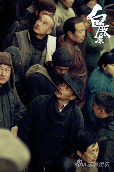 图文:《白鹿原》剧照-段奕宏抬头巡视