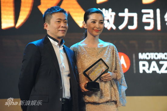 新浪首席执行官兼总裁曹国伟(左)见证李冰冰获最具影响力电影女演员