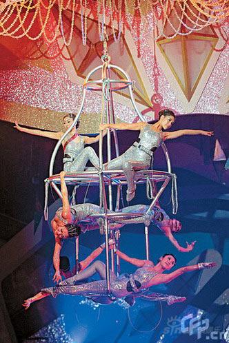 王君馨奋力演出筹款被拖行磨胸不言苦图