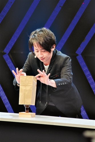 刘谦坦言曾人格分裂为魔术汗手投保千万