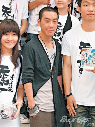 以juno的头发生长速度看,可能要到圣诞才合乎要求长度.