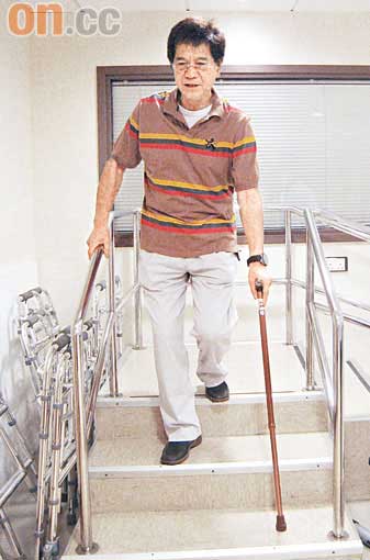 何守信拐杖助行 感谢老婆悉心照顾