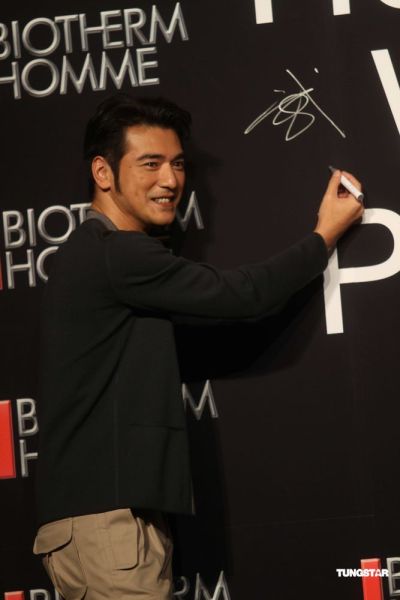 金城武代言男士护肤品笑容帅气迷人魅力不减