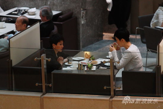 赌王何鸿燊四太梁安琪与朋友中环品茶_影音娱乐_新浪网