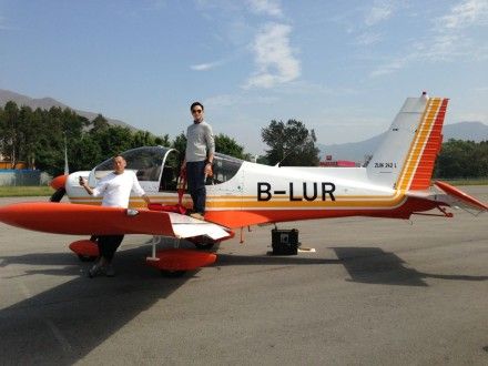 张智霖演绎帅气机长 站机翼显高大