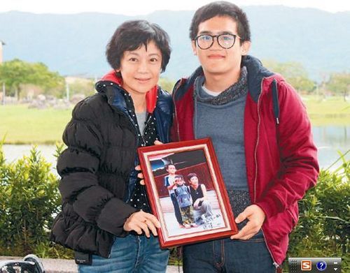 张艾嘉与11年前受助儿童相见再合照