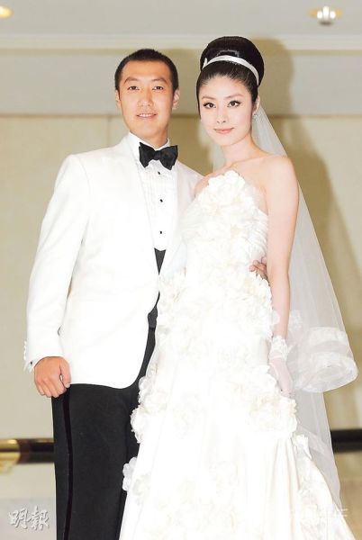 陈慧琳与老公刘建浩结婚6年，还有两个可爱儿子，幸福满泻。