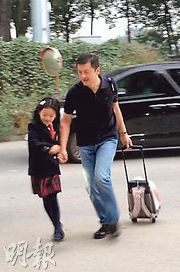 李亚鹏送女儿上学