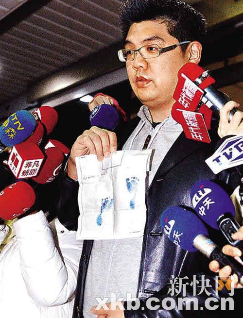 连胜文喜获7斤麟儿 难掩兴奋秀儿子脚印(组图)