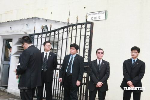 23日,李嘉欣与许晋亨的婚礼在许父位于香港石澳大道的一栋别墅内举行