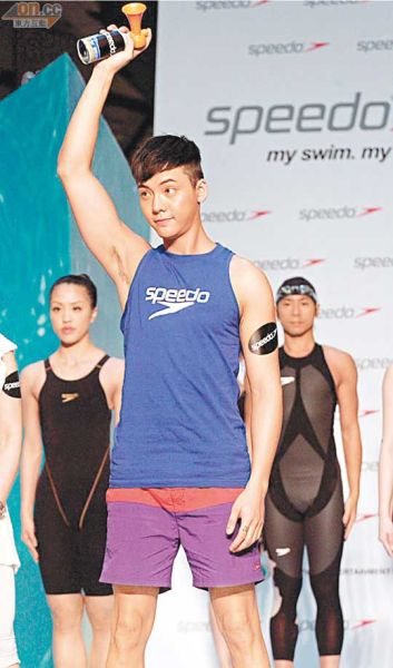 陈伟霆担任泳装秀嘉宾 操练肌肉哄阿sa(组图)