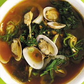 荠菜蛤蜊酱汤荠菜蛤蜊酱汤制作要点:把海带和银鱼放入水中,煮5分钟后