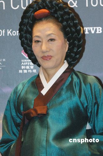 郑尚宫葬礼举行家属捧灵位绕摄影棚一圈