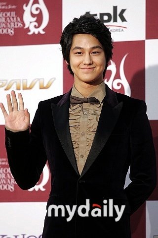 花样男子变角斗士金范为新剧换新造型图