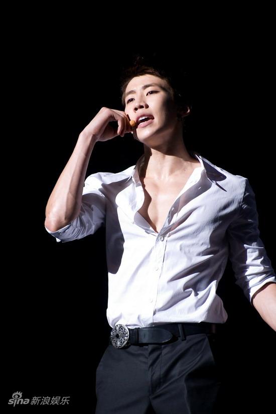 【2009.09.05】【明星】2pm队长陷入"贬低韩国门" 张佑荣维护遭指责