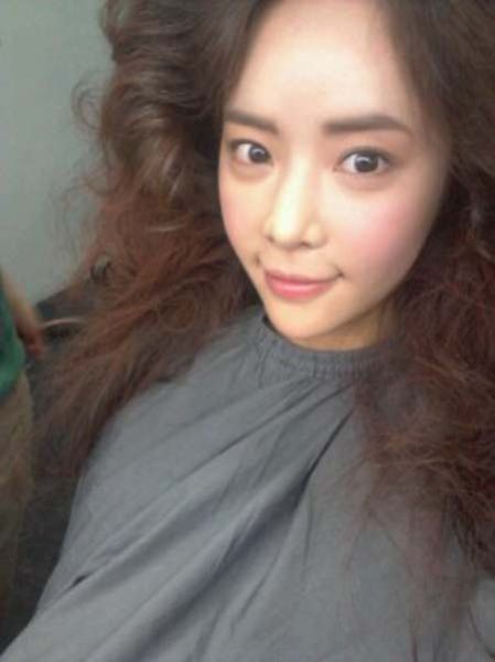 黄静茵公开写真现场照 狮子头发型强悍登场(图)