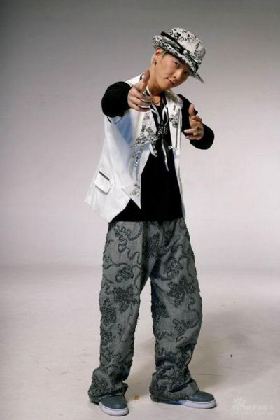 韩国歌手赵冠宇被友人刺伤缝130针