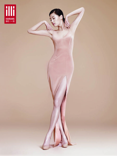 全智贤拍新广告 贴身裸色长裙展极致魅惑|全智贤|裸色|身材_新浪娱乐