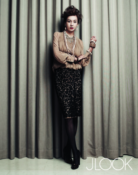 韩星黄新恵拍时尚写真高傲展现妖艳美组图