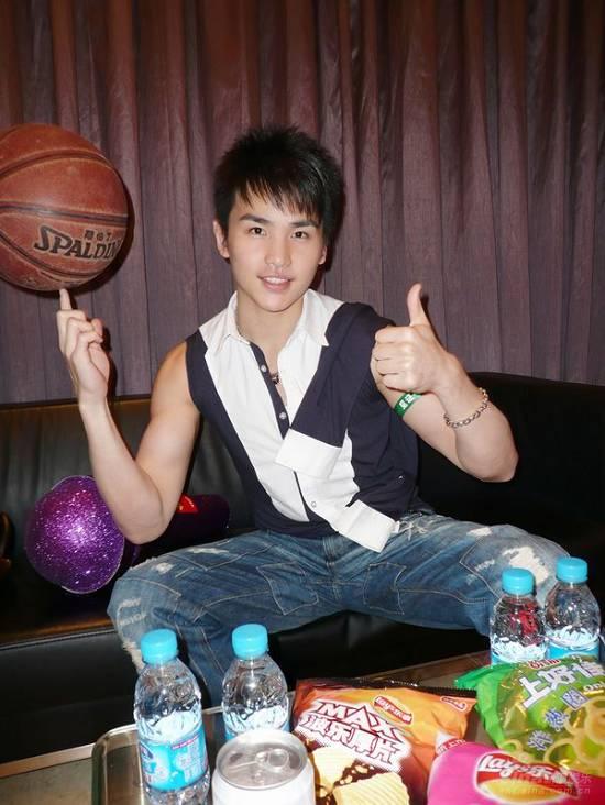 叶乃文奥运开幕式"呼朋引伴"齐为中国队喝彩