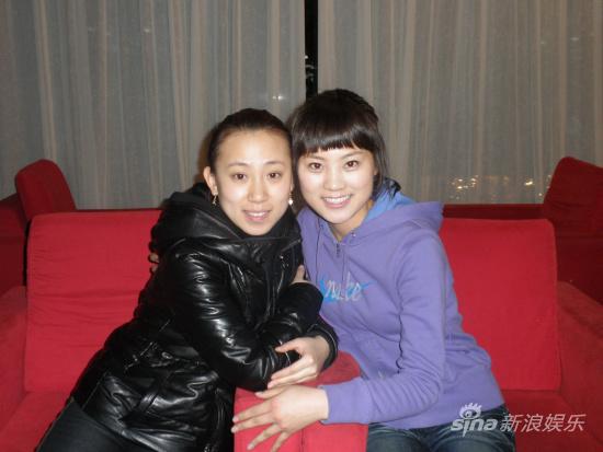 毛毛和九球世界冠军刘莎莎(右)毛毛和付小芳(右)左