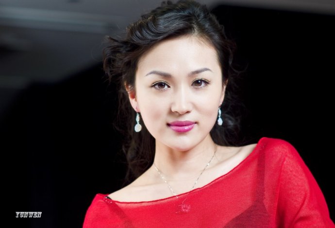 李艳冰冬日写真时尚寒冬红色激情