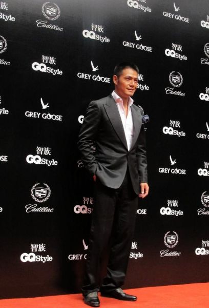 邵兵,前晚空降上海捧场某顶级男刊创刊party,一身黑色正装型款摄人,大