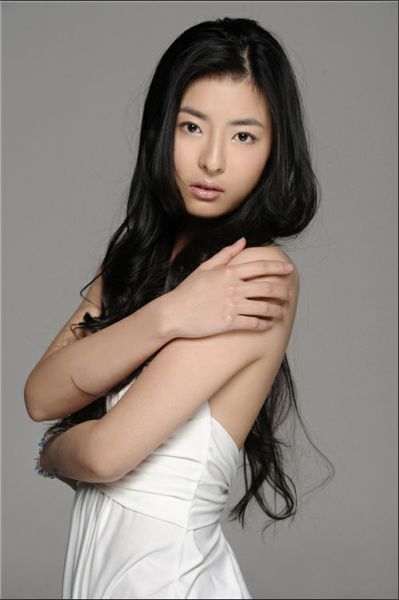 女星杨紫彤裙装写真显婀娜(图)