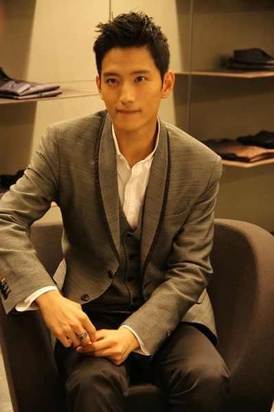 张峻宁(右)郑元畅(中)付辛博 (左) 三大型男首度搭档