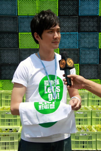 冯绍峰实践环保志愿者工作 德班发放中国绿手帕