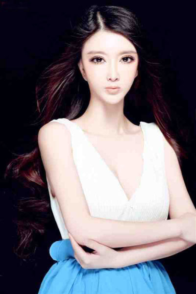 美胸伊萨允儿登杂志展青春活力图