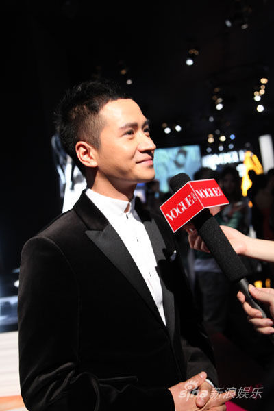 何晟铭黑西装绅士亮相vogue盛典图