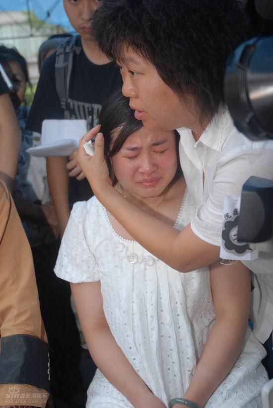 图文:刘德一灵堂现场 刘德一爱妻哭到昏倒