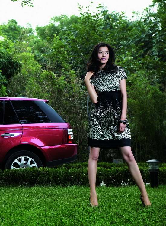 组图王海珍为杂志拍摄大片漂亮妈妈与车共舞