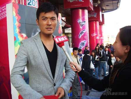 于小伟吉林慈善行 画爱心筹善款(组图)