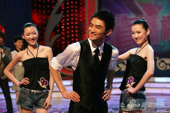 组图:张晓晨做客综艺节目 电眼迷倒性感模特