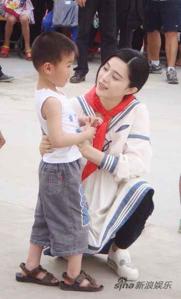 组图:范冰冰六一探孤童 佩戴红领巾化身孩子王