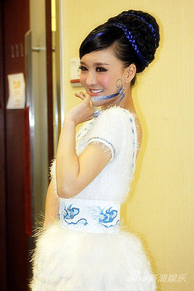 郑亦桐受邀时尚活动 环保礼服成亮点(组图)