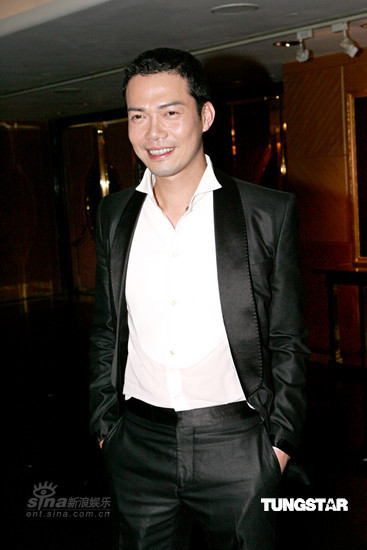 图文群星出席好友婚礼谢天华开心微笑