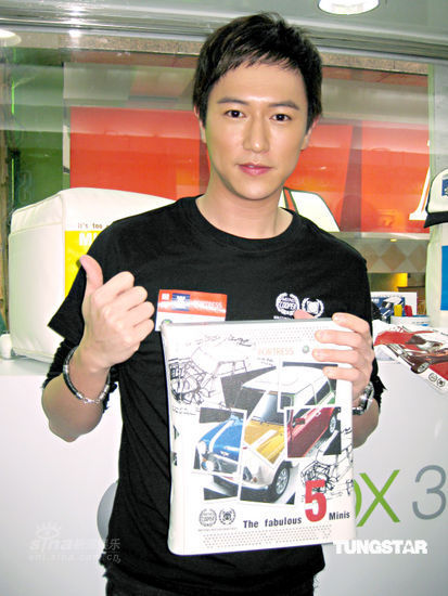 图文:陈键锋代言赛车网游-帅气亮相